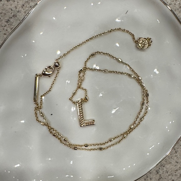 Kendra Scott Gold 'L' Pendant Necklace - Picture 2 of 2